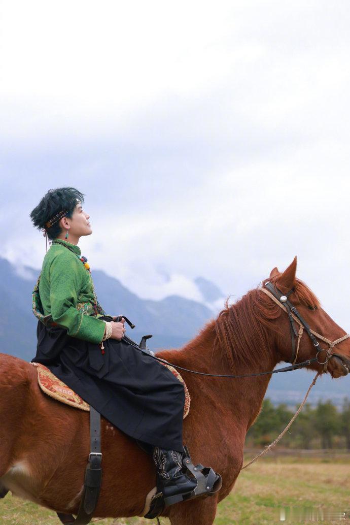 苏醒苏醒这张照片算工伤快乐老友记狠狠爆笑！镜头你出来道歉！苏醒骑马侧拍拍成这模样