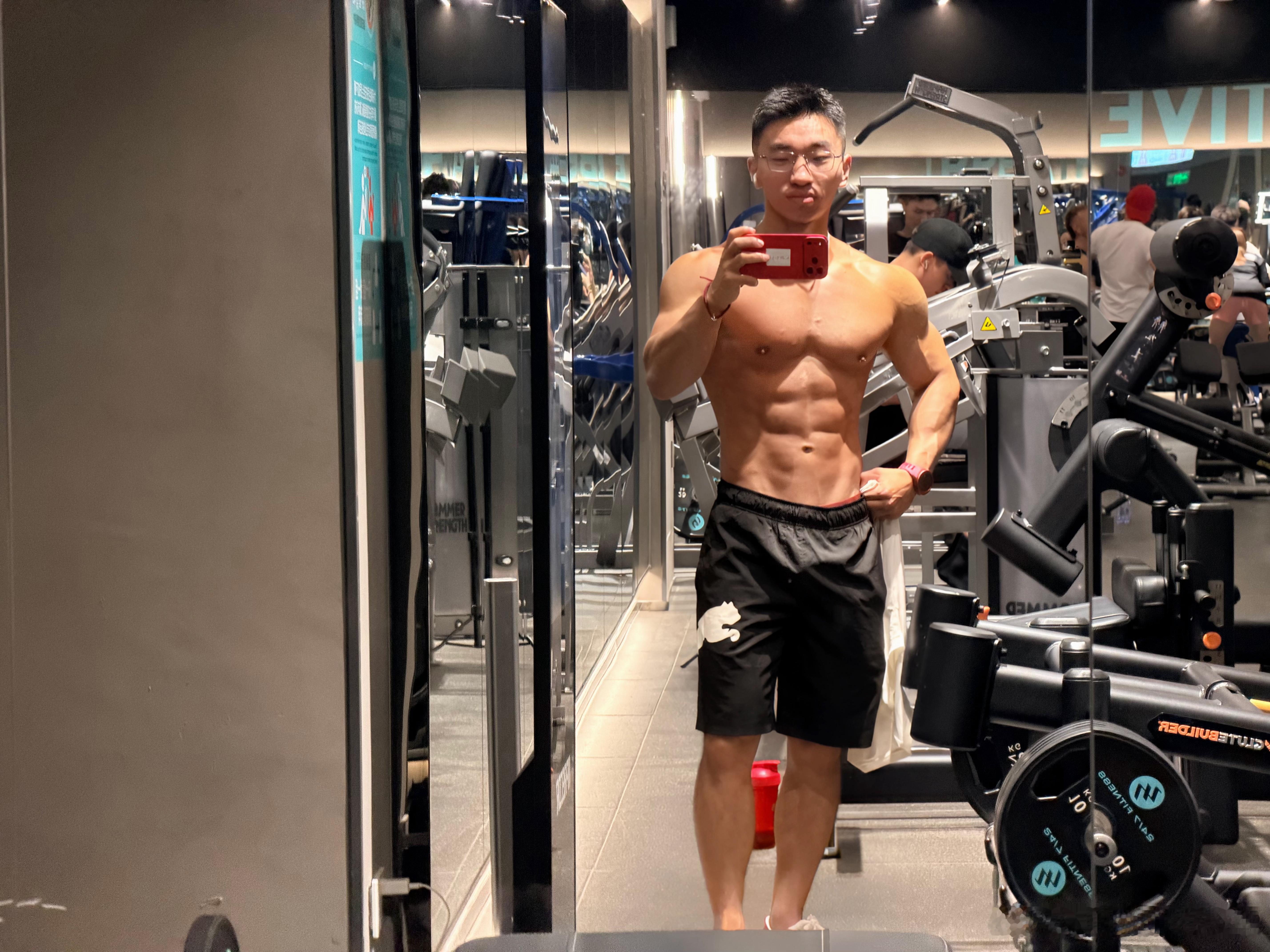 昨晚猪瘾犯了一晚上吃了720克西瓜4个好丽友2包健达宾纷乐1包薯片1包奥利奥1根