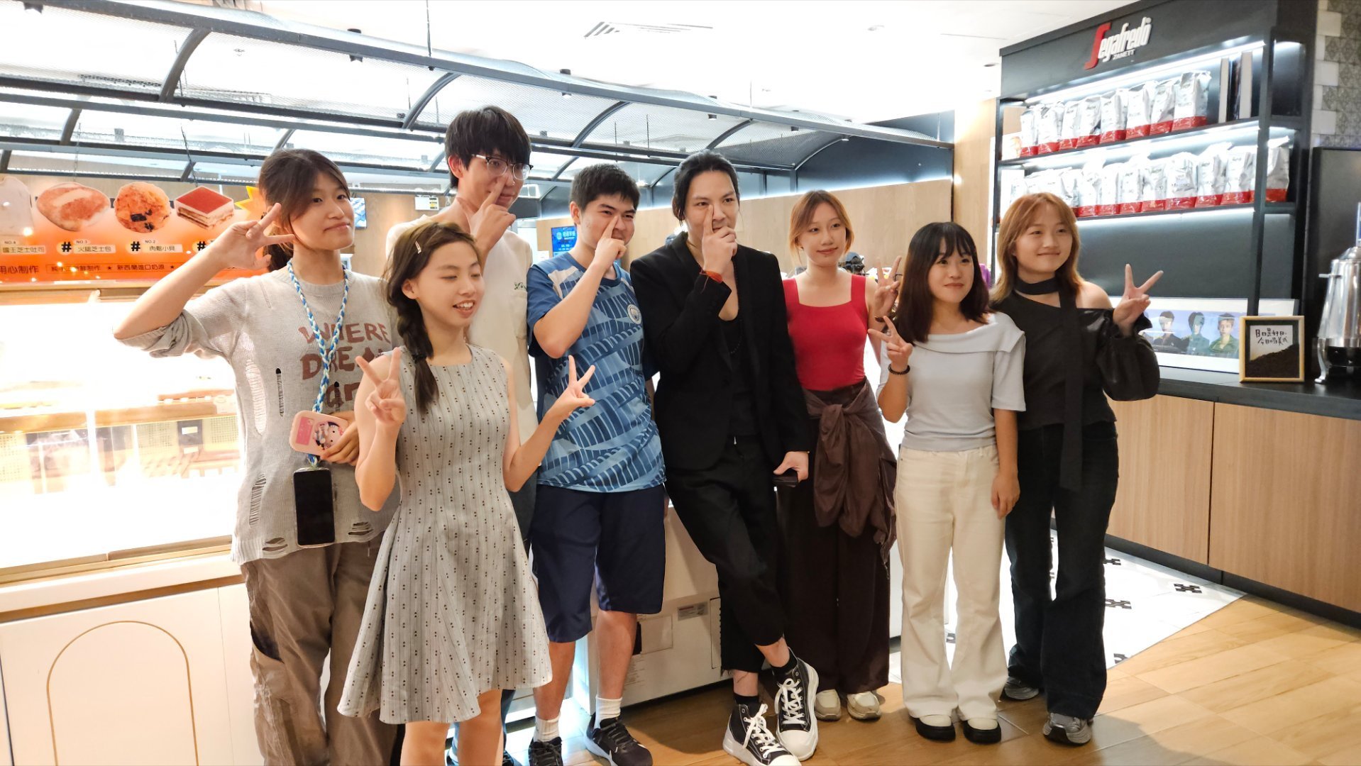 澳科大食堂偶遇向佐  哇塞！向佐惊现澳科大食堂。同学们纷纷偶遇，那标志性摸鼻梁 