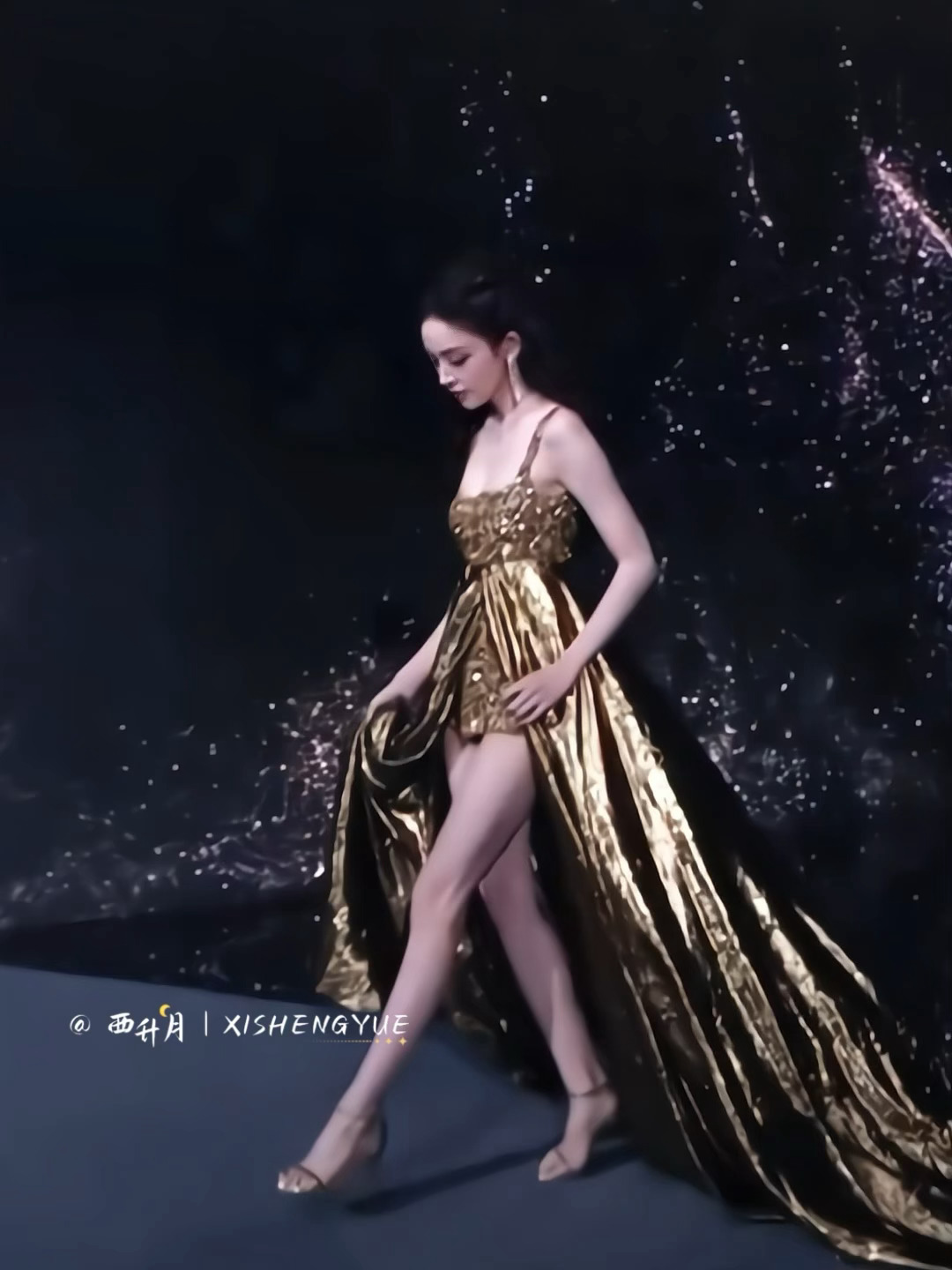 娜扎这个腿比我命都长🆘娜扎 人间维纳斯微博之夜