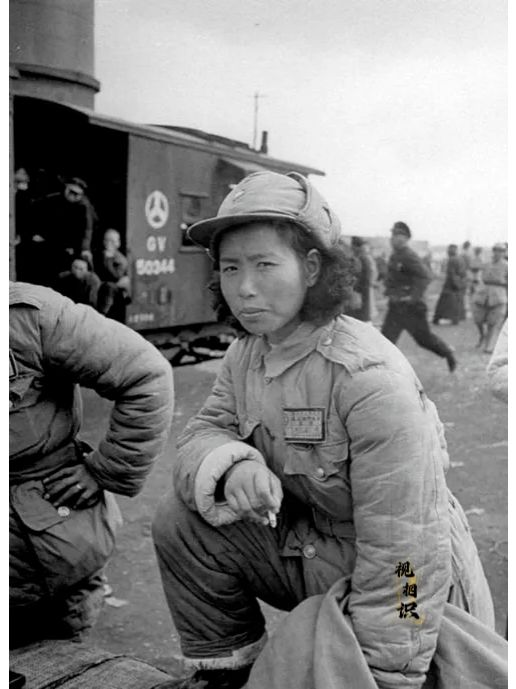 1949年，一名正在准备撤离的国军女兵的老照片，镜头中她正在吞云吐雾，头发烫着卷...