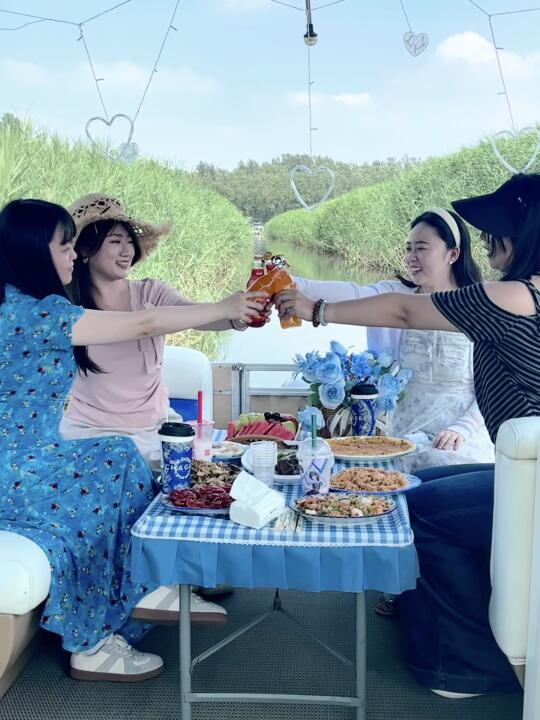 白洋淀荷花荡里吃船宴？后悔没和闺蜜早点来