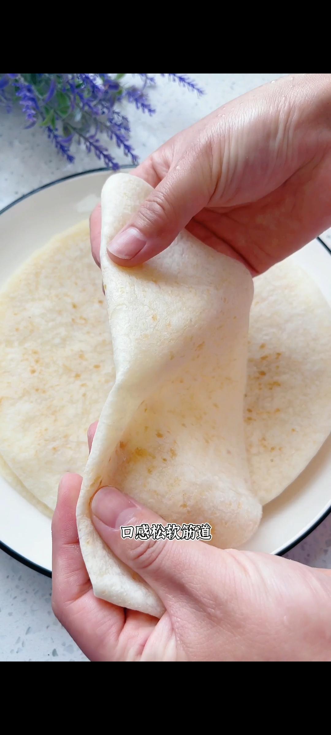 你以为这是油腻的手抓饼吗？错，其实他是没有一滴油的春饼，口感松软筋道，一箱里面有