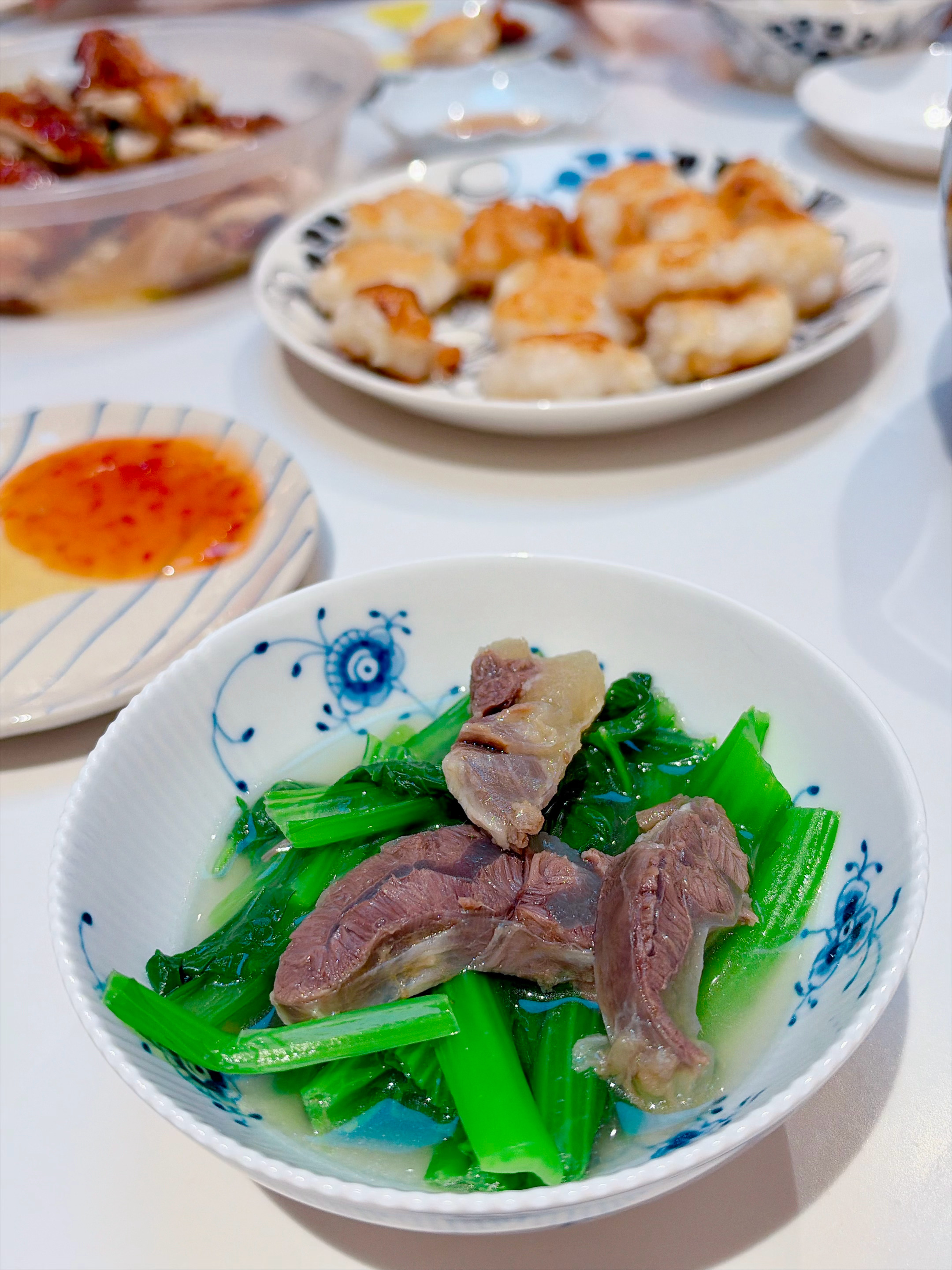 最近的饭都吃得很简单，懒了小朋友爱吃的蜜汁烤翅，还有买的烤鸡我自己要吃的清炖牛腱