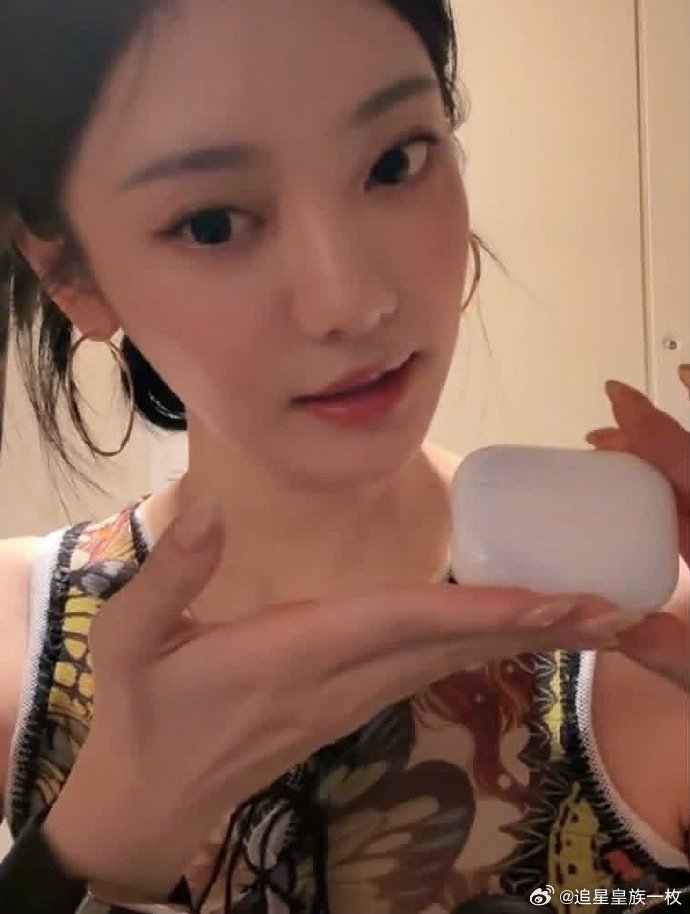 宁艺卓已经弄丢了超30副耳机宁艺卓弄丢了30多副耳机 谁能比宁艺卓更费耳机！晒全
