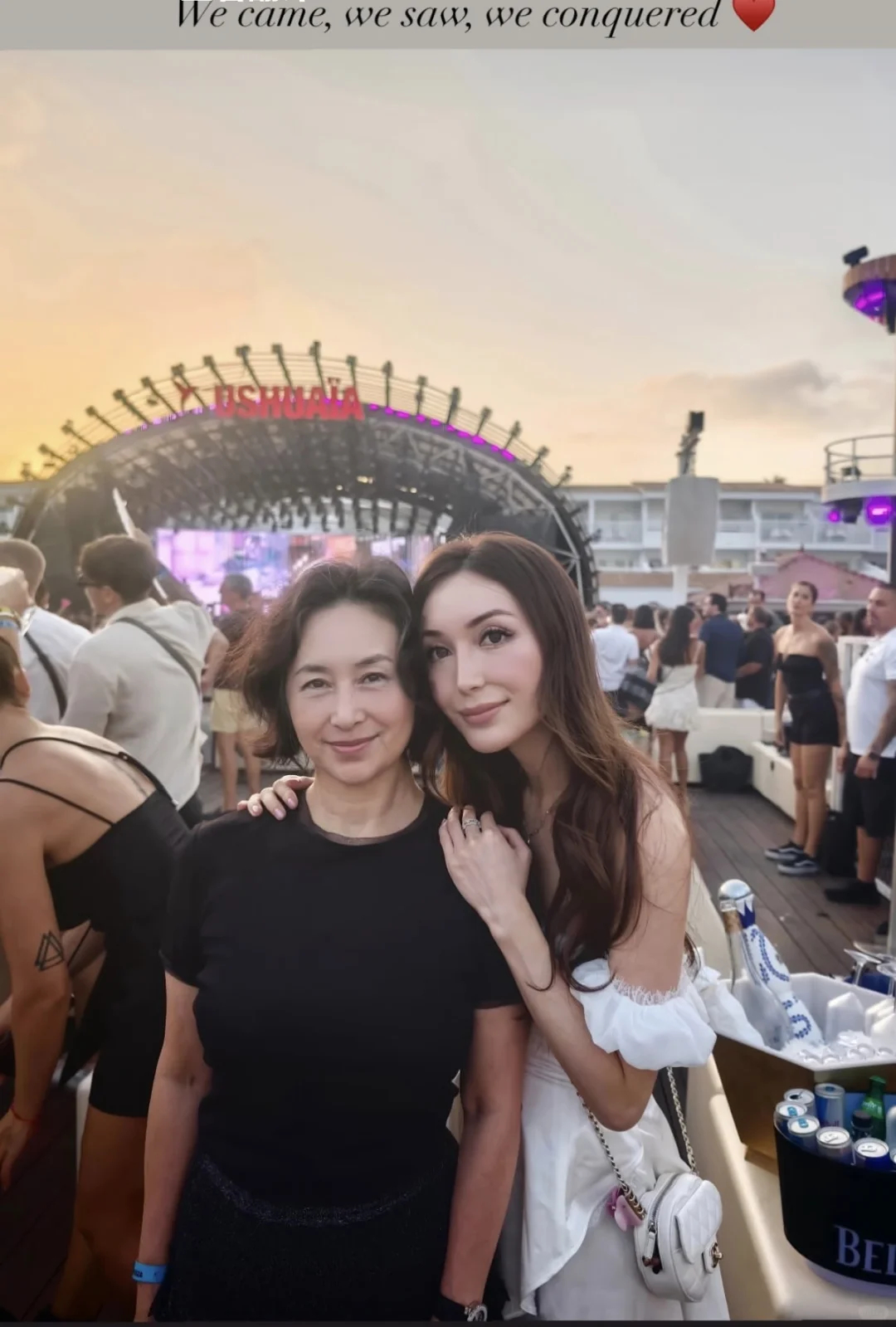 何超琼的晚年生活真精彩，外甥女何锶珩陪她去西班牙的电子音乐节。何超琼已经64岁了
