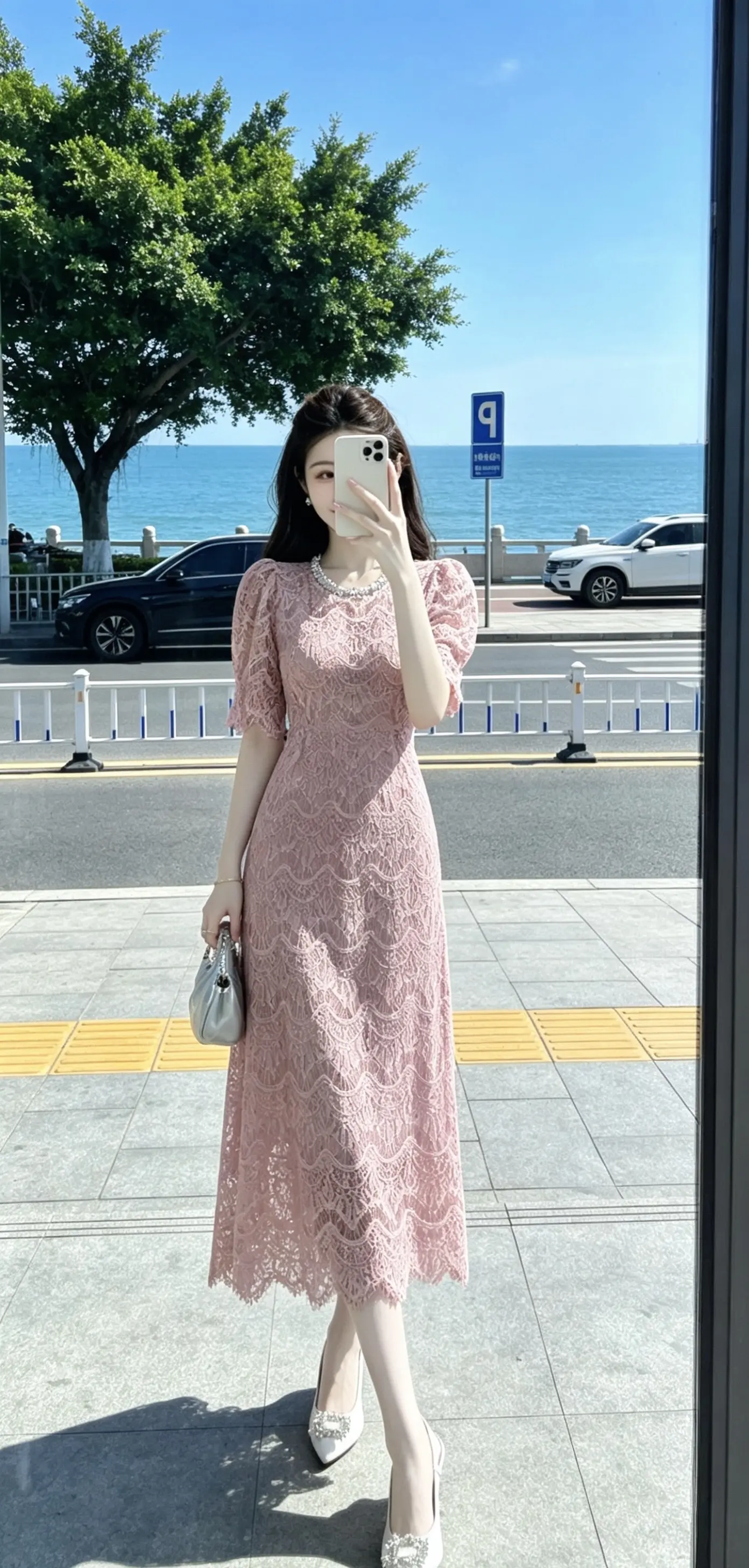 “早就不是年少轻狂的女孩了             现在只屈服于赚钱和生活…”