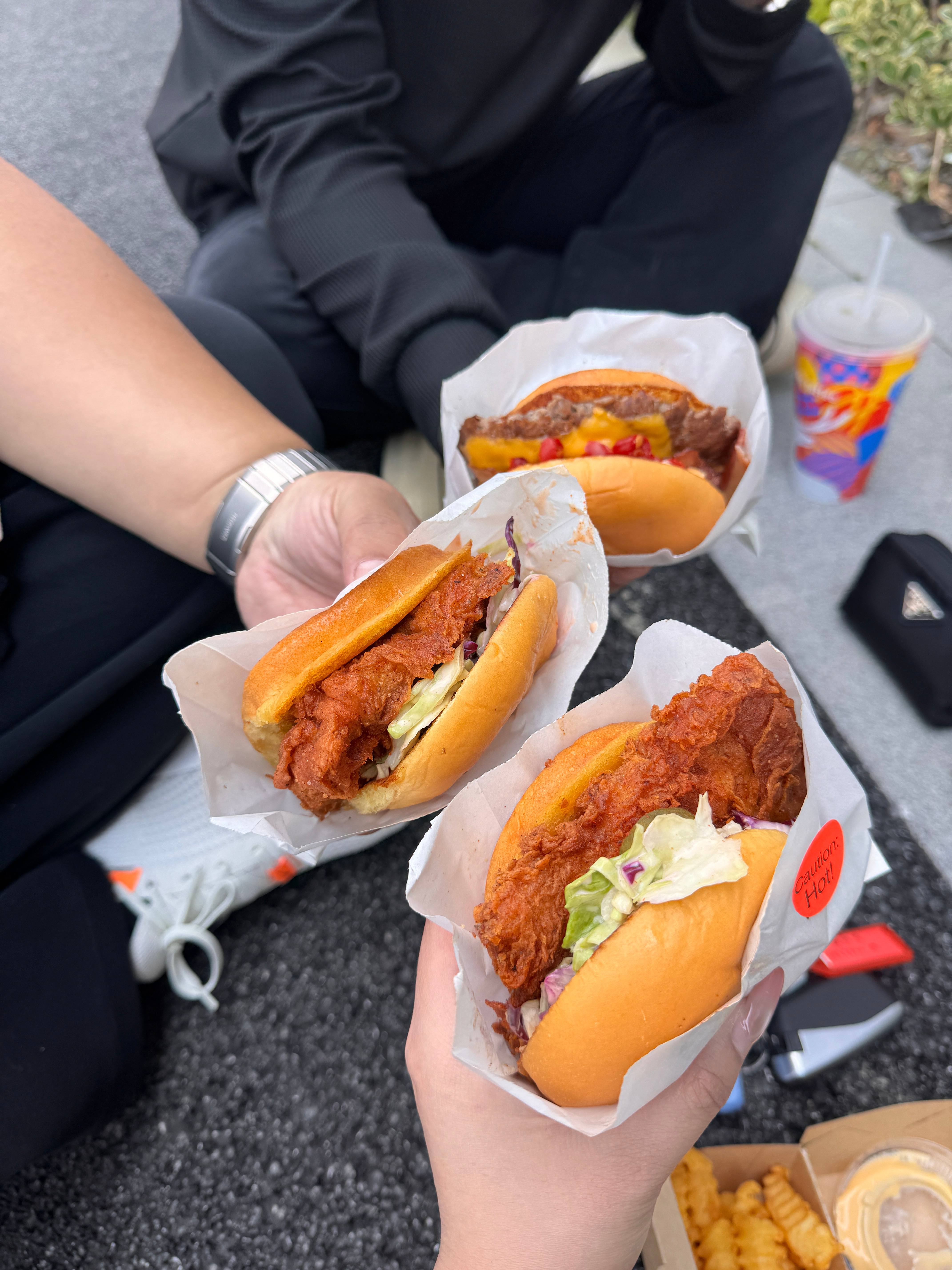 视频工作者午餐👇👇👇你中午吃的啥？蹲在地上kuku一顿炫！我们一般拍摄怕耽