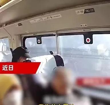 大快人心！女子高铁霸占他人座位，乘警对她发出警告。但女子不仅没把乘警放在眼里，还