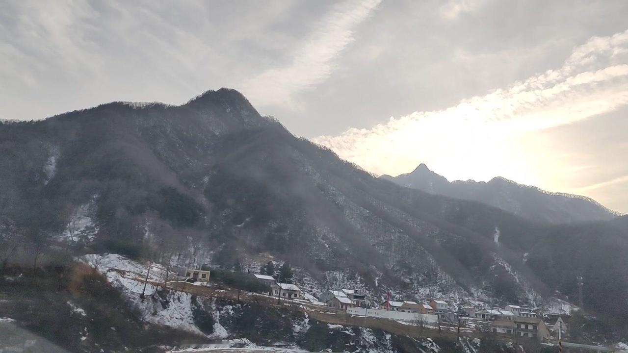 秦岭的雪真的太震撼了，万仞高山峰全被白雪覆盖，像穿上了圣洁的婚纱。

冰凌挂在树