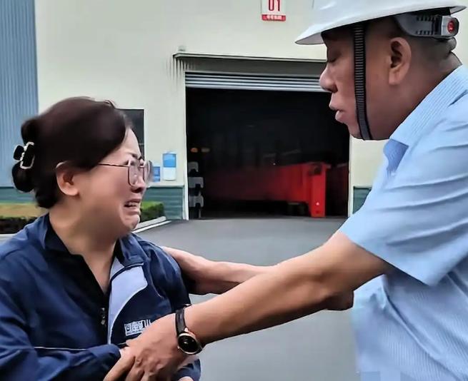 泪目了。河南，一名女员工丈夫去世，要养2孩4个老人，申请中秋加班，崔赔军得知后当