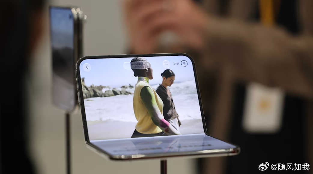 都说 iPhone Duo 展开就是台小 iPad？但要让它双视频同放时，苹果表