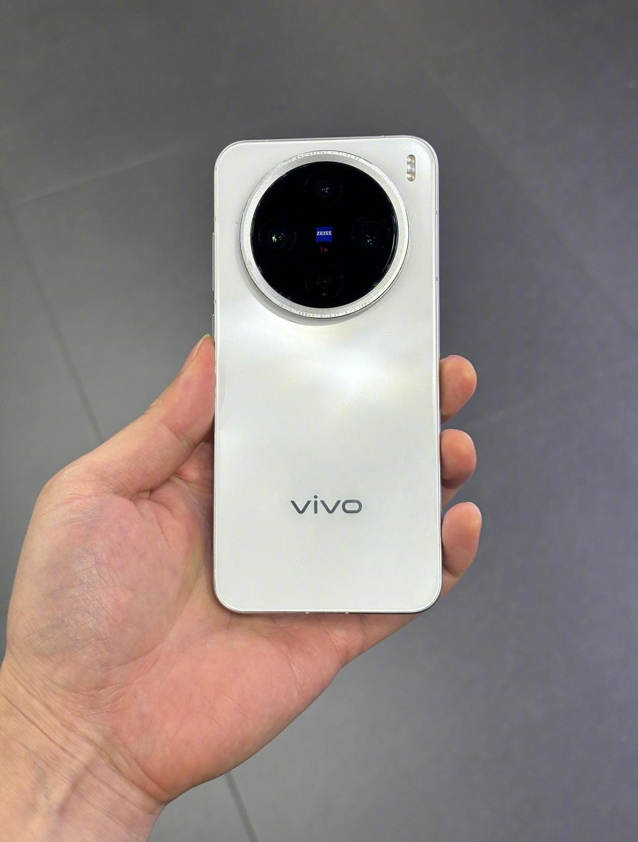 回头再看vivo X200 Pro mini，放到现在依旧很精致👍
vivo首