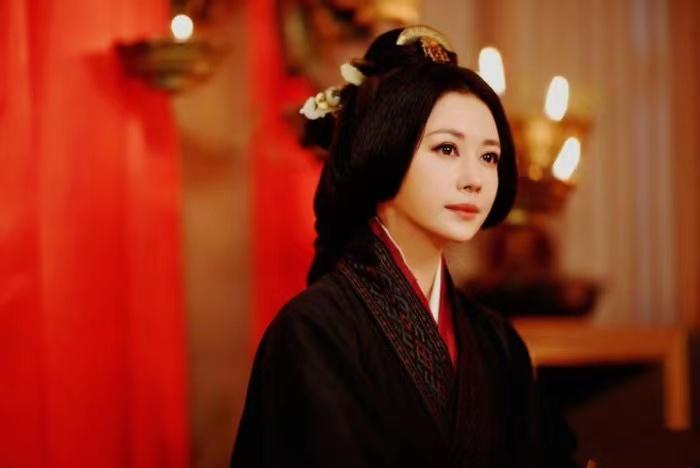 226年，曹丕病重，母亲卞夫人前去探望时，发现服侍的女子非常熟悉。得知实情后，卞