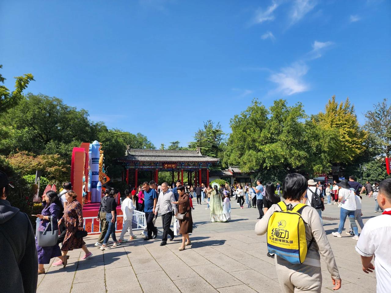 济南大明湖，10月4日，人不多，景很美，感觉随手一拍就是大片。

前几天停听邻居