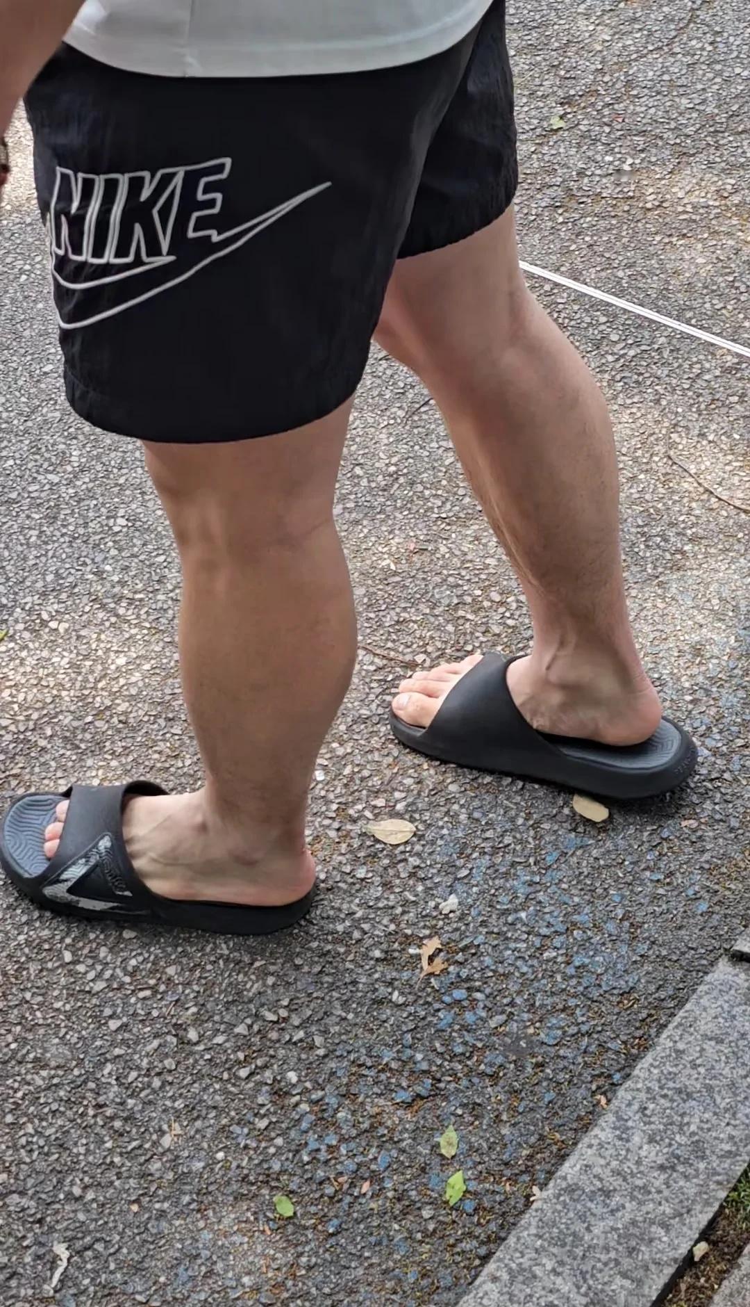 现在男生的拖鞋，都是这么穿的吗？
体育生 体育生的粗腿 体育 黑皮体育生 运动 