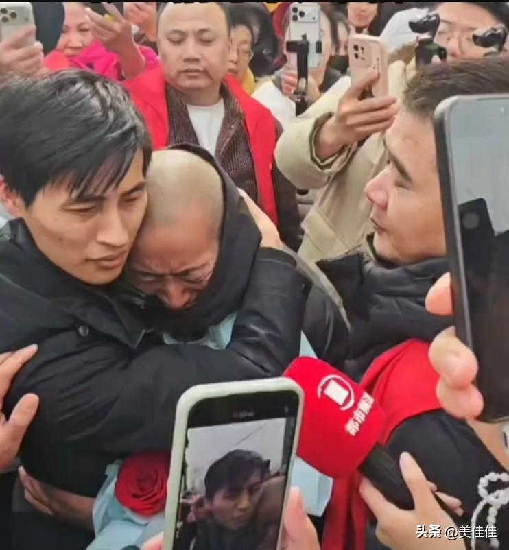 张云鹏终于和父亲相见了。父亲紧紧埋在张云鹏怀里，哭得像个无助的孩子。这一刻，这位