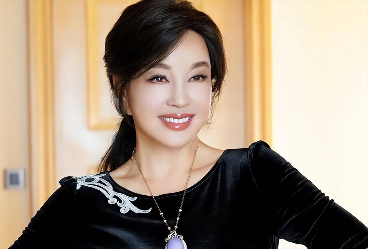 刘晓庆的话语出惊人:“中国的女人放弃自己太早了，年过25岁不再谈青春，年过三十岁