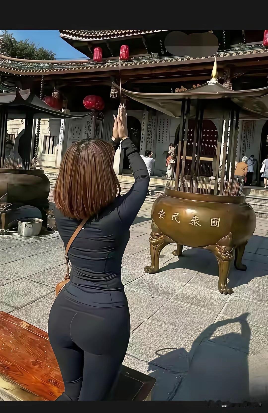 夫人啊夫人，来得寺庙，见得我佛，你心里何所求哇？
我在佛前求 佛又在何方 老婆老