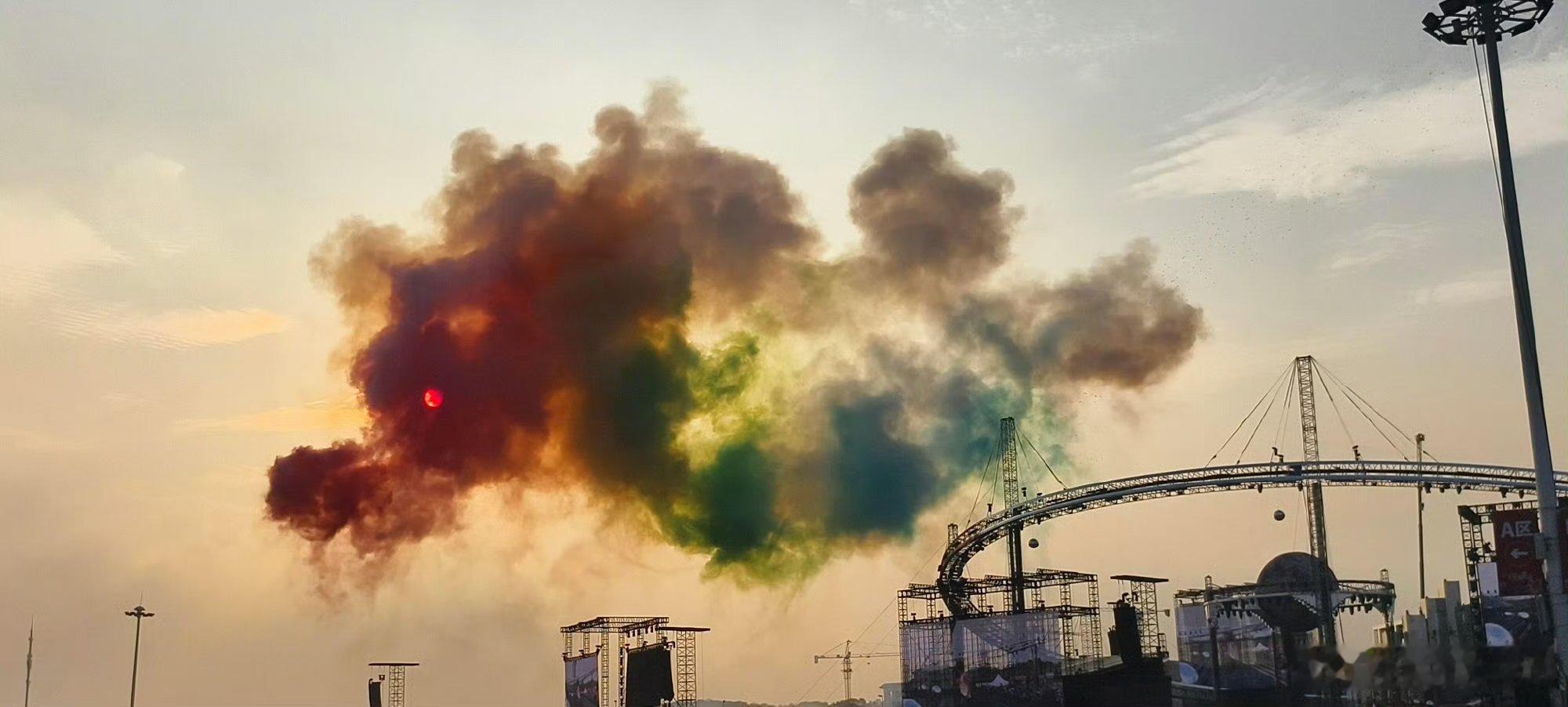 华晨宇 天公作美具像化华晨宇一直以来都是一个极具创意和想象力的音乐人，他的舞台表