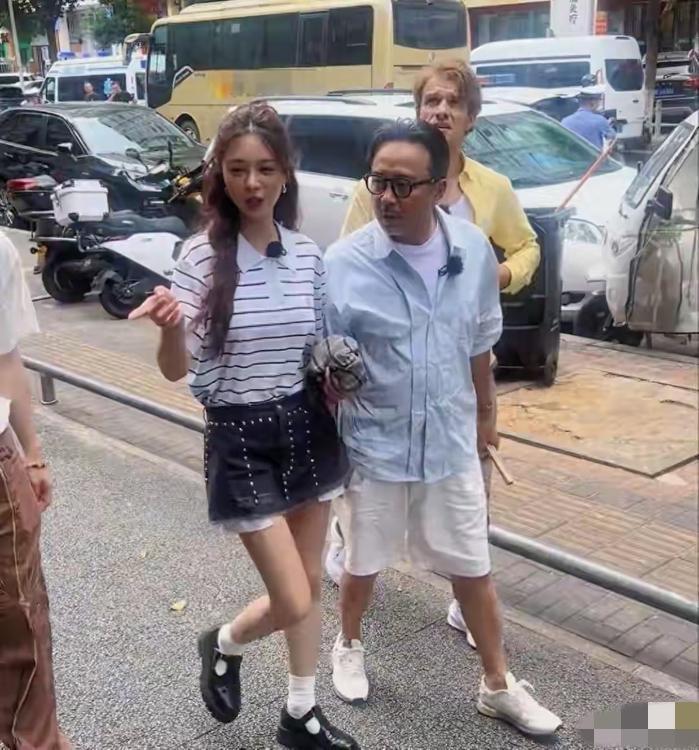 真不敢相信，这是王涵？他才51岁，头发已经白了，看着好憔悴，感觉他和何炅的年纪差