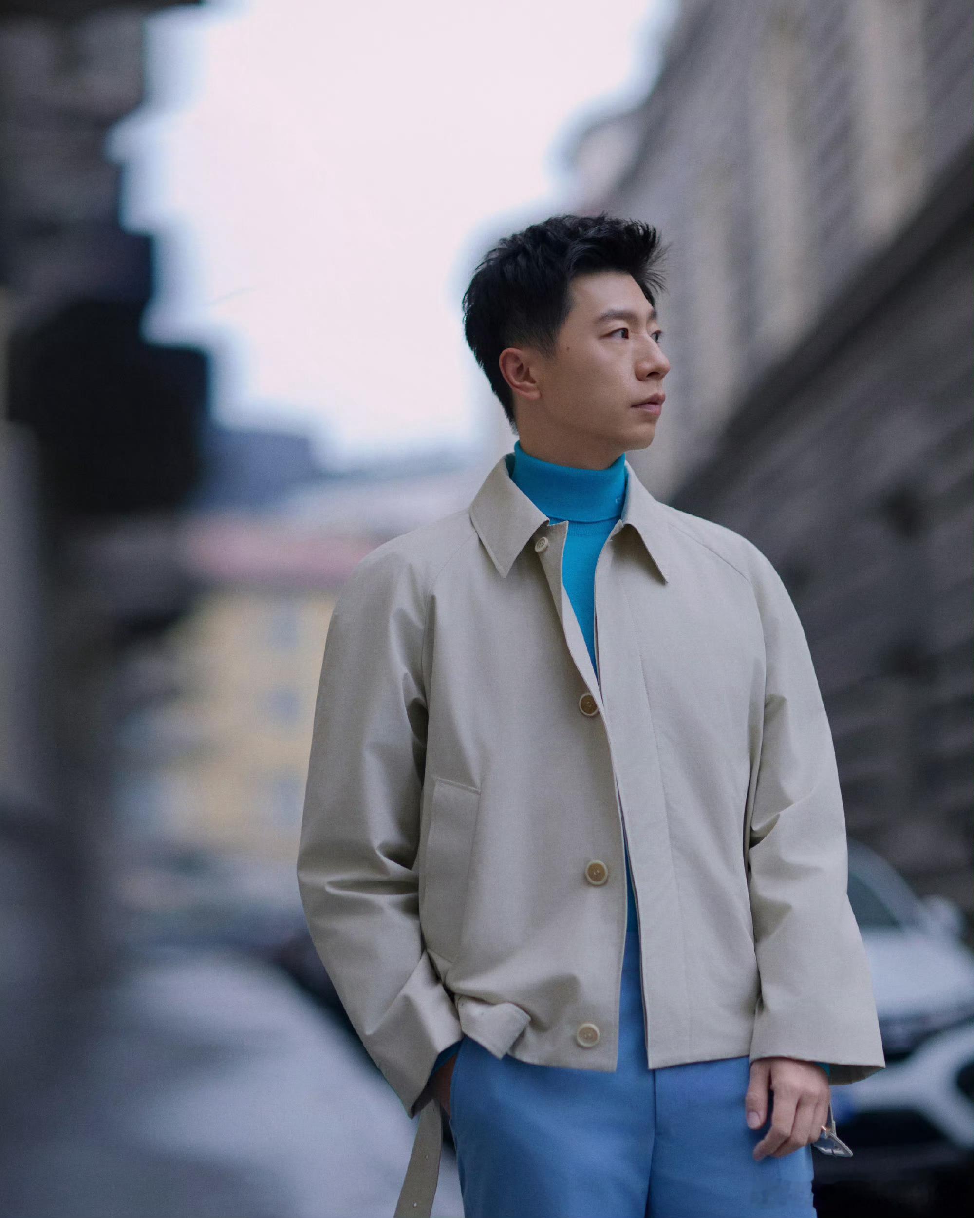 Prada代言人马龙以一套 2026 超季春夏男装系列内搭蓝色高领针织即将亮相 