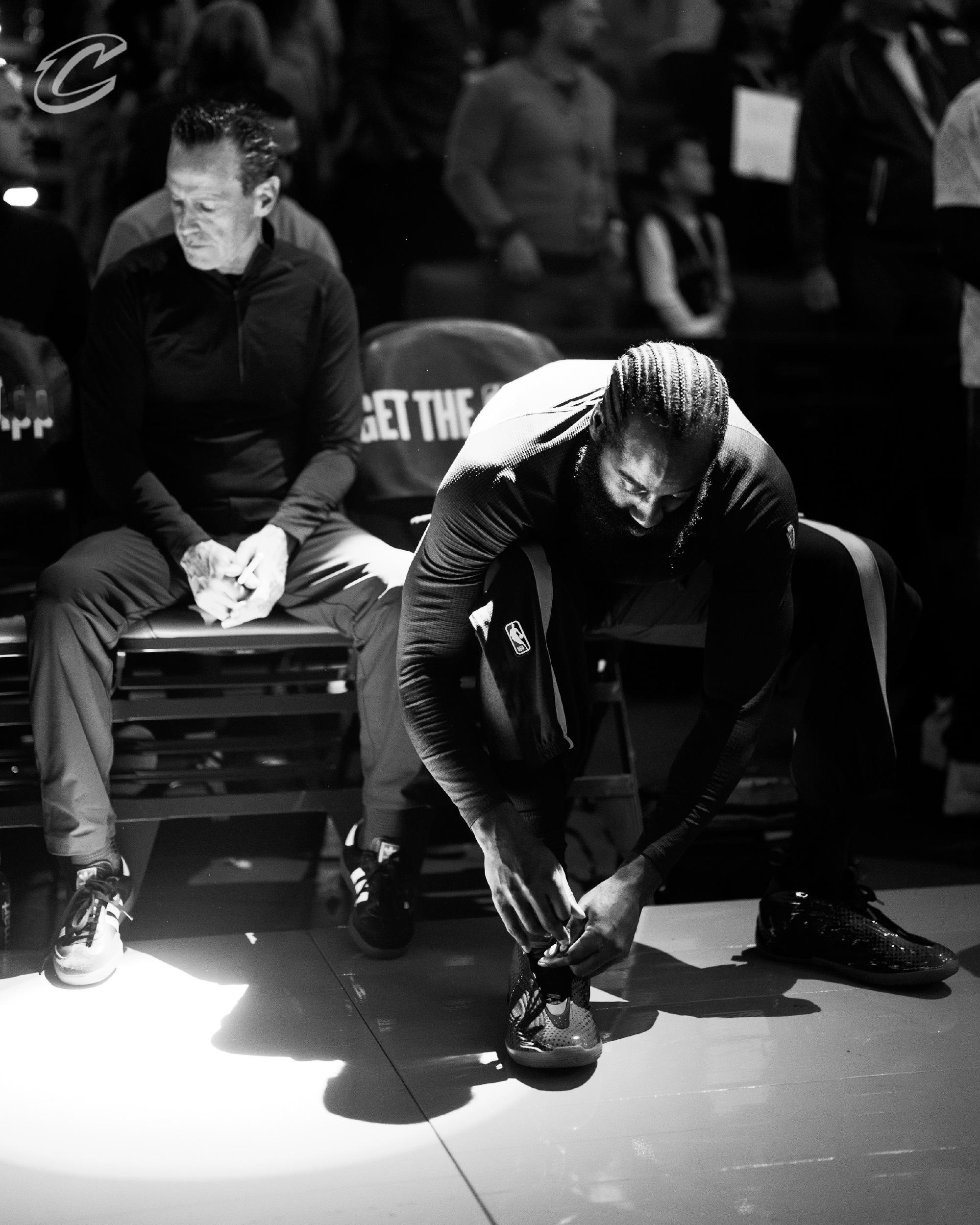 Joe Vardon报道，哈登在客场征战期间向骑士队提出了一项非常具体的要求：在