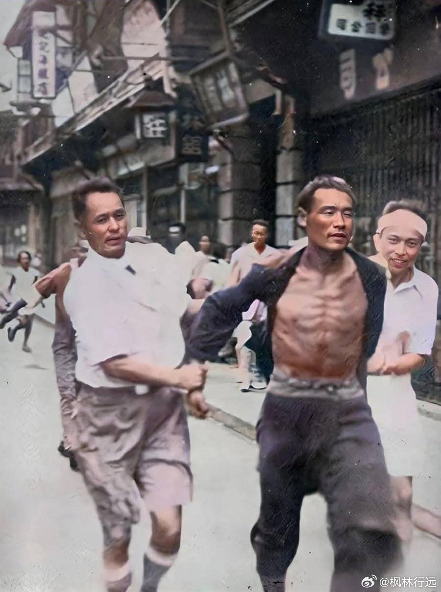 1937年的上海街头，生死三分钟！1937年上海街头，绝境中的身影！这张照片记录