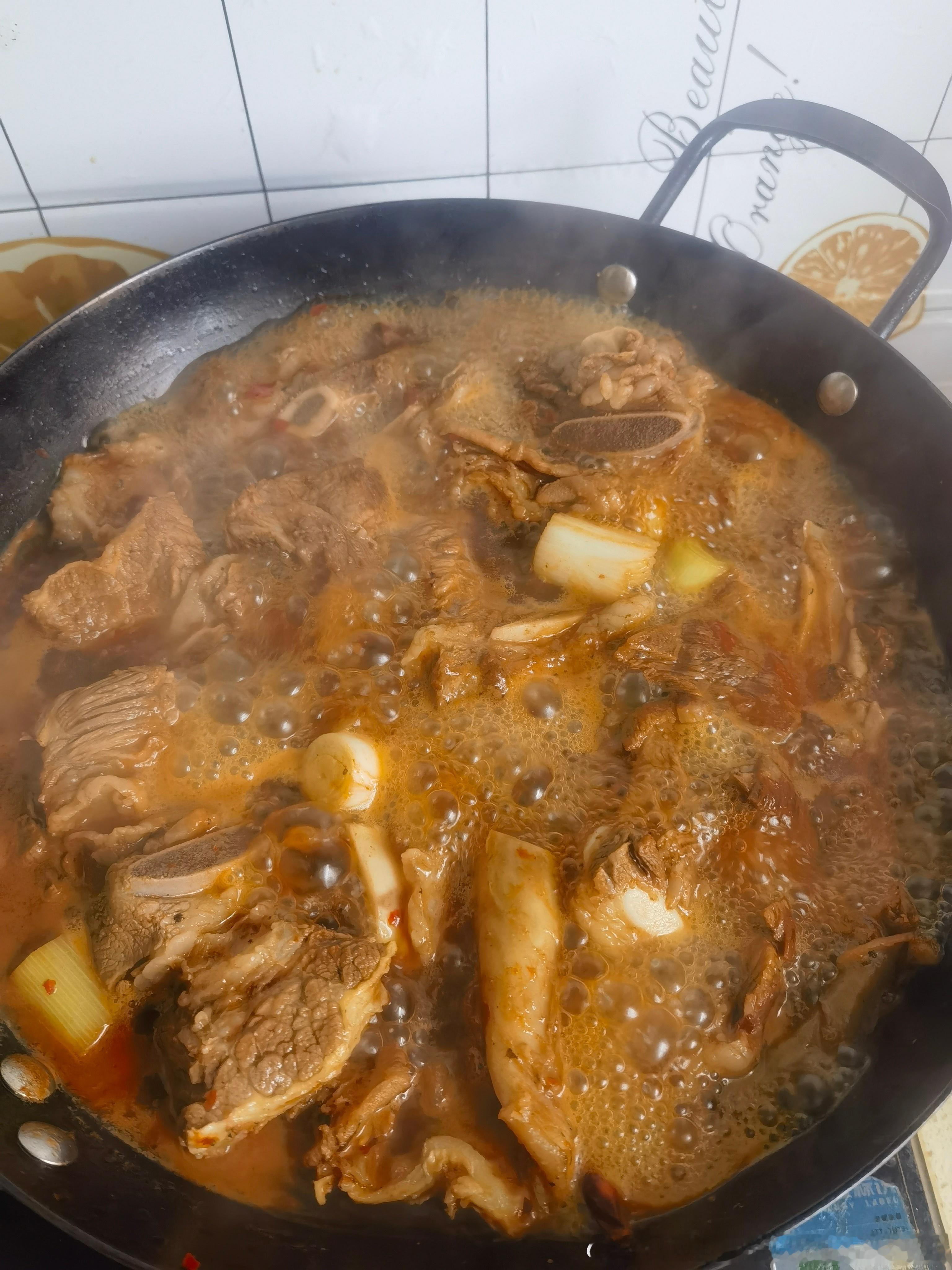 刚去市场买了牛肉、牛排，做一锅红烧牛排牛肉，加点红萝卜、白萝卜，应该会好吃。小北