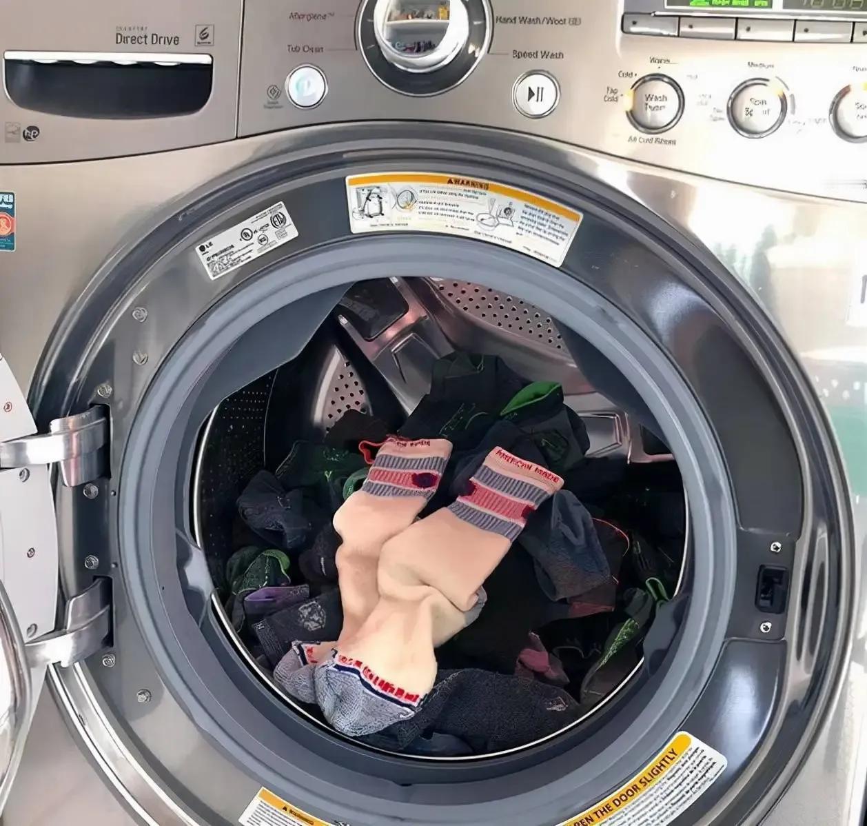 你们的洗衣机可以洗袜子不？
我一直就接受不了在洗衣机里洗袜子，一旦洗了袜子就不愿