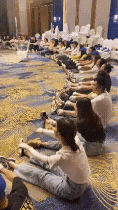 团队协作配合训练，人数够多，场面够大，一个人做不到，一群人才能完成。