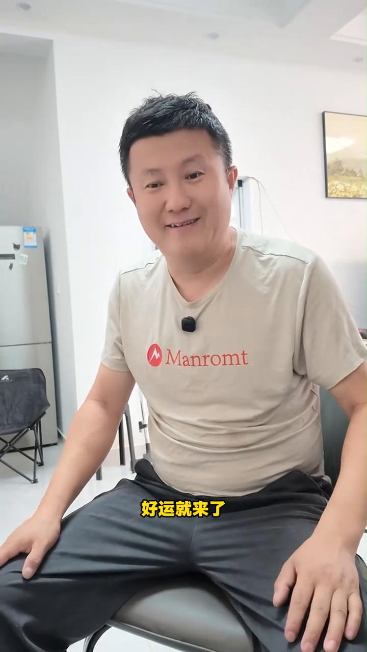 彩票也不中奖，天上也不掉个馅饼，我又不是个富二代，躺着又没有钱花，这日子太难过了
