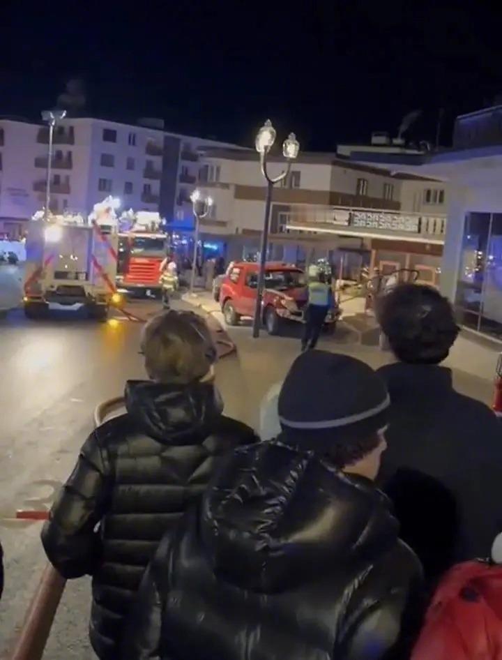 中国女子实探瑞士火灾现场：地下室烟火烧到天花板，酒吧逃生梯狭窄据新华社消息，当地