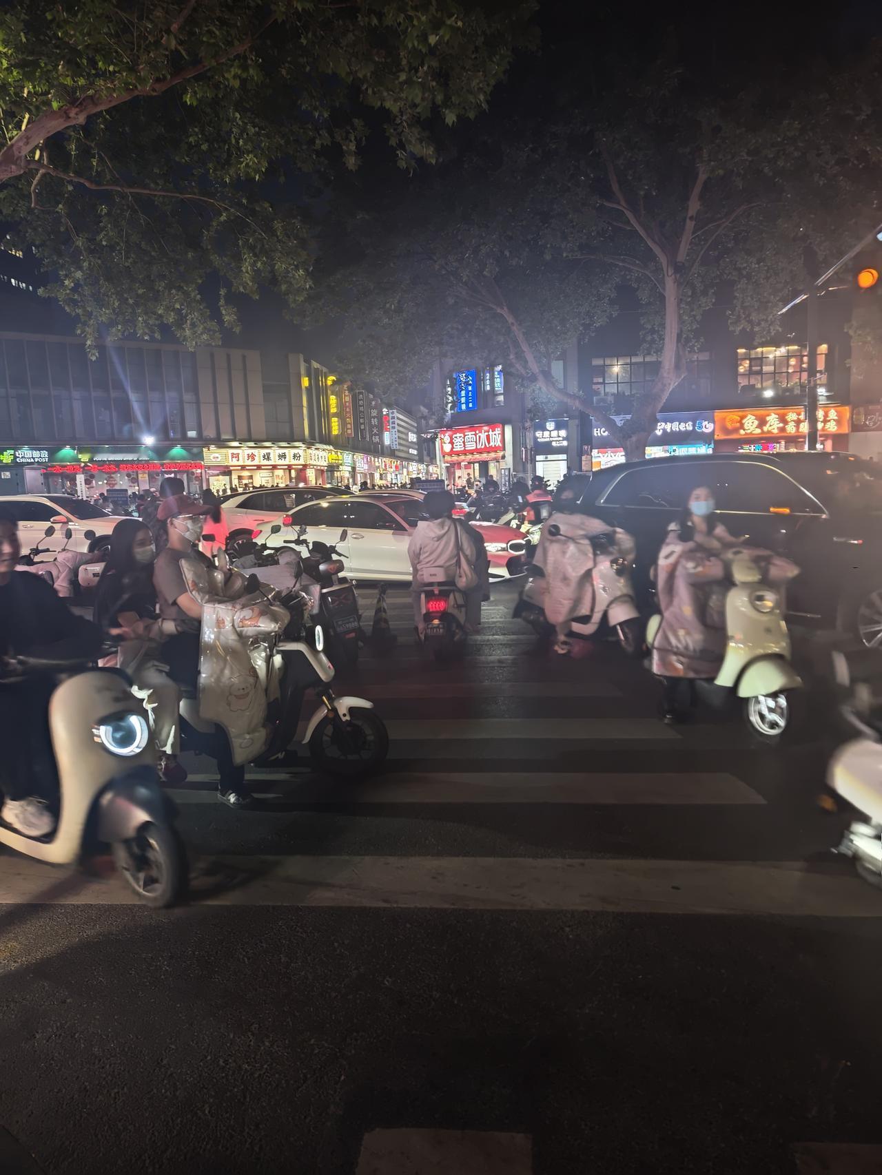 华山路，万达与二砂路口，堵得一塌糊涂，公交车都过不去