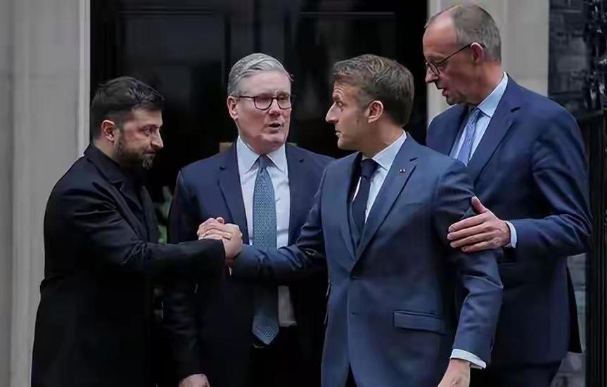 英国首相斯塔默突然辞职，马克龙任期还不到一年，欧洲的“三巨头”首脑要大换班了。泽