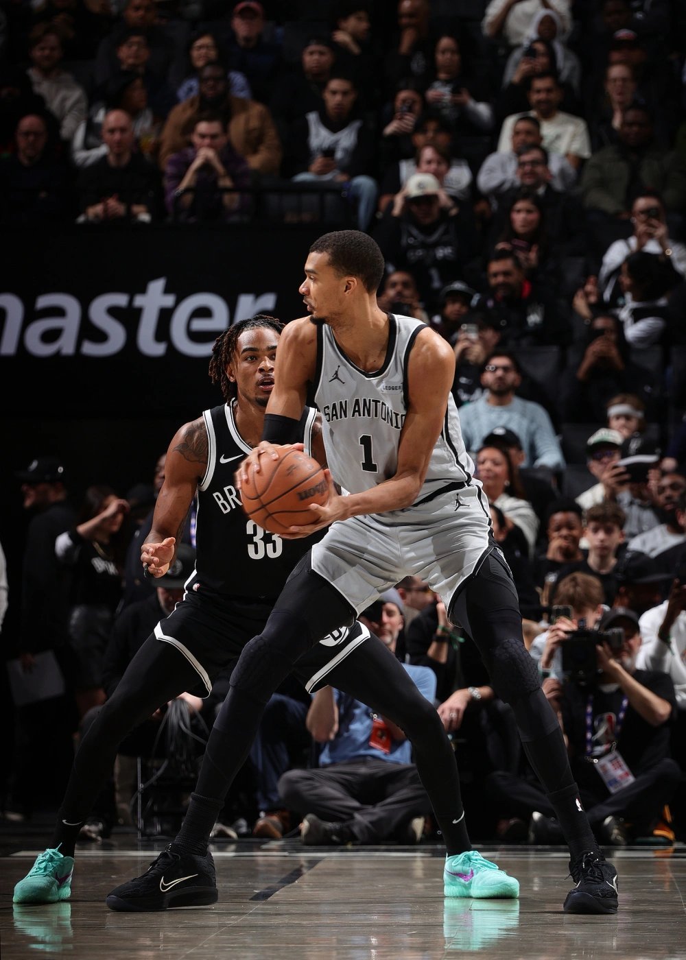 NBA常规赛马刺vs篮网 马刺队客场126-110击败篮网队，豪取一波11连胜，