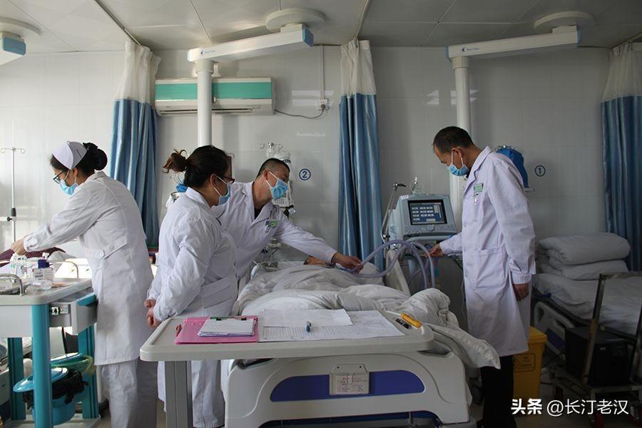 医院分为公立医院和私立医院，原本应该公立医院属于事业单位，私立医院属于企业单位。