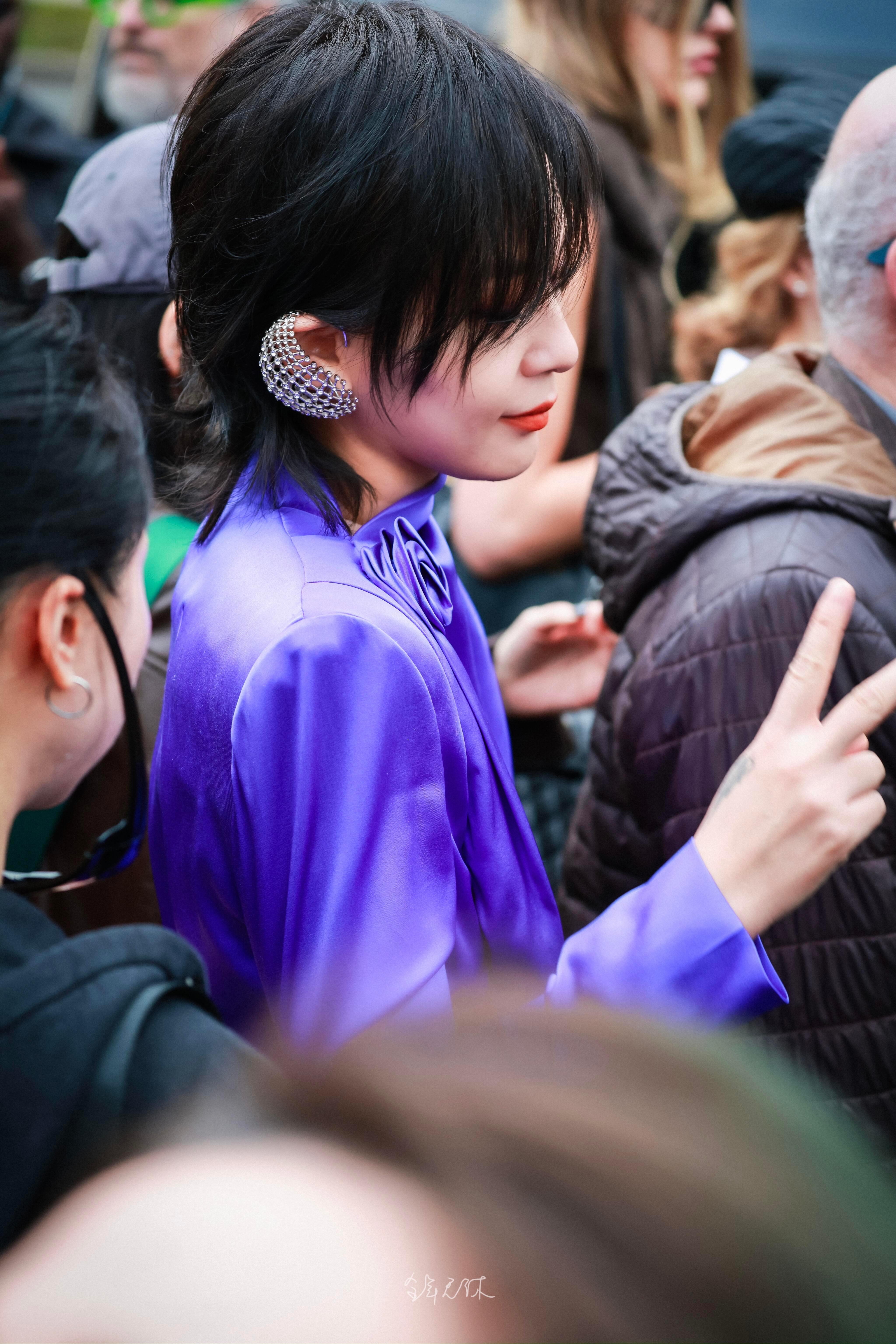 周笔畅巴黎秒变紫薯精 谁懂啊！这套紫色长裙美到犯规！利落剪裁勾勒完美身形，手捧白