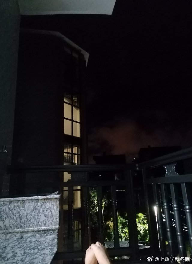 唉躺在阳台上刷视频真舒服[挖鼻] ​​​