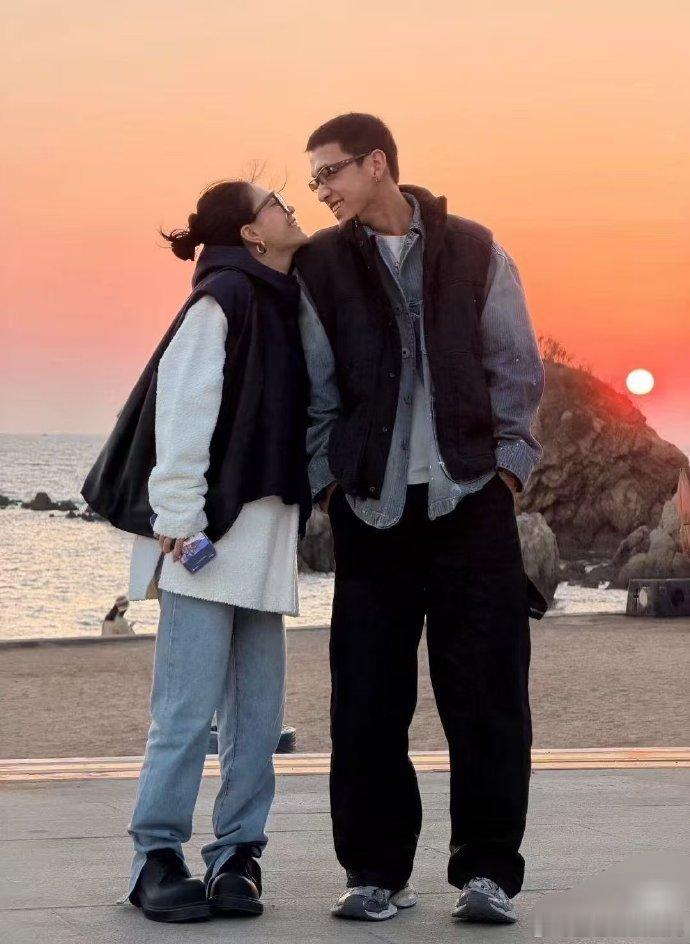 李嘉格朋友圈秀恩爱李嘉格晒新男友李嘉格朋友圈高调秀恩爱，公布新恋情并晒出帅气小男