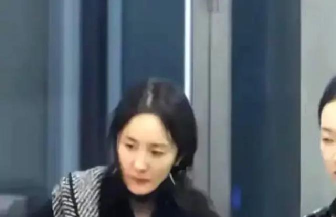 当同行还在抢红毯C位，杨幂已经完成了从“商品”到“品牌方”的权力翻转。
2023