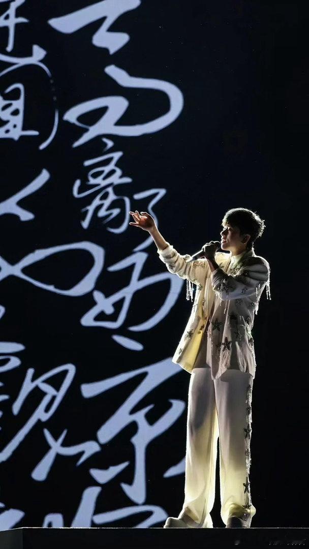 张杰张杰下一站新加坡见张杰和大家一起组成了最好的群像 鸟巢的星光收进行囊，下一站
