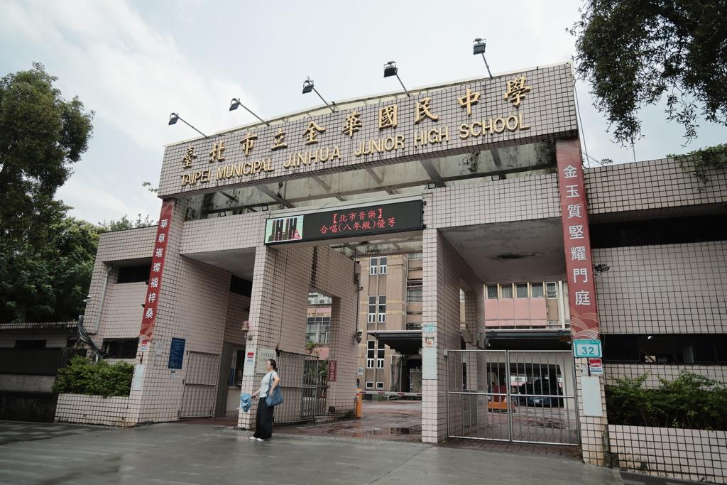 “没有所谓集体食物中毒” 金华中学校长再发声了
民进党台北市议员简舒培23日接获
