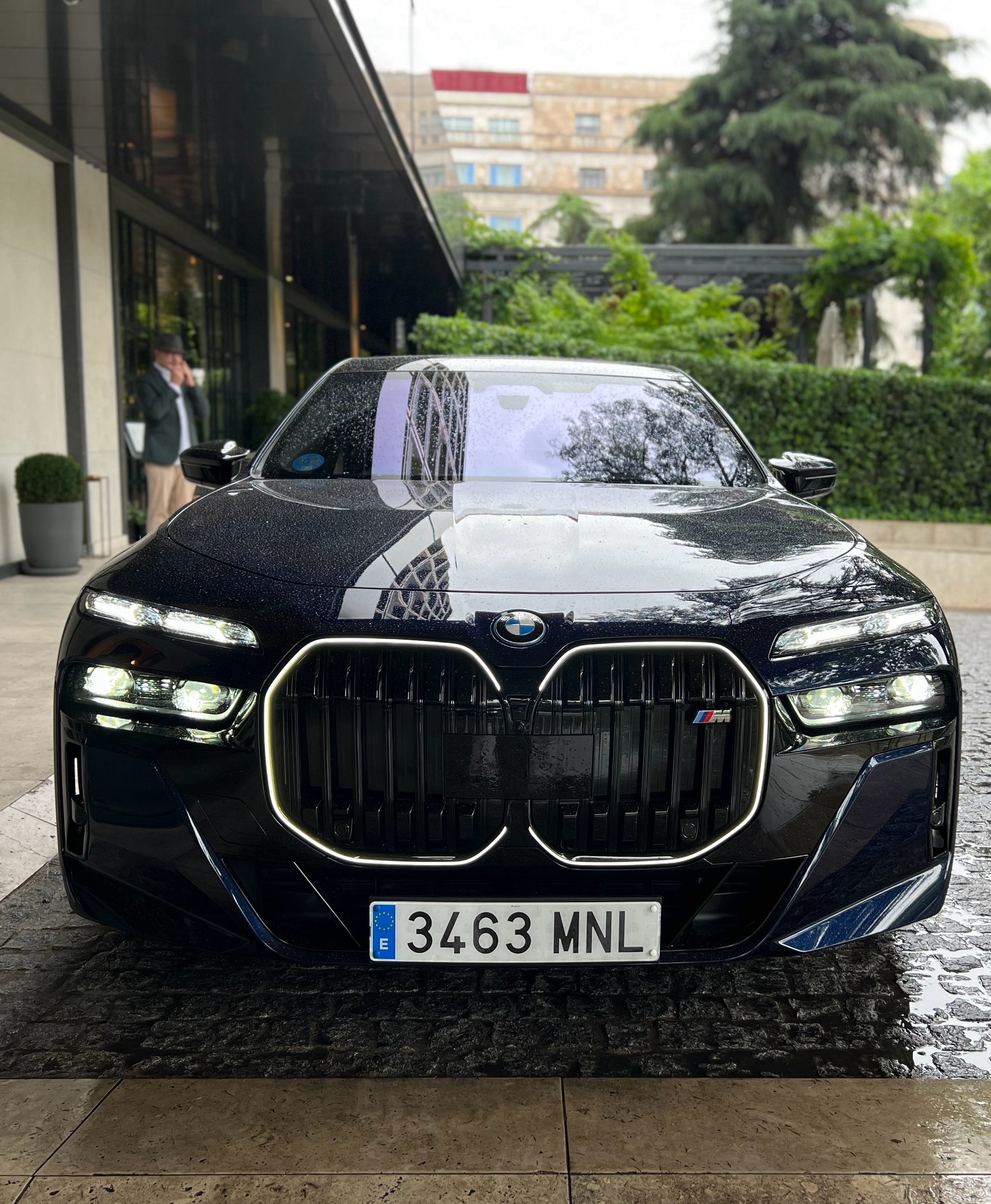 左图，宝马7系中期改款右图，现款i7 M70汽场全开