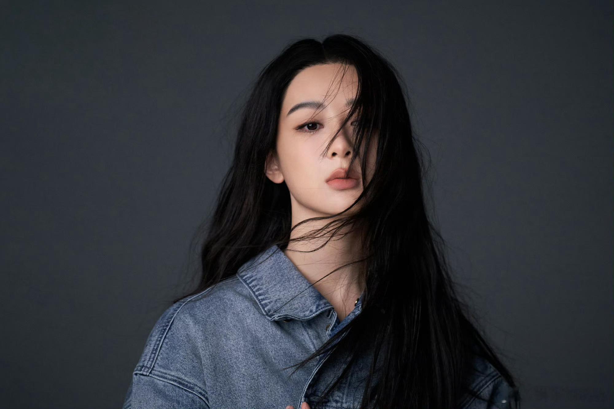 杨紫新造型美的好轻松，不能拘束于甜美风，这种酷酷的风格也挺适合她的 ​​​