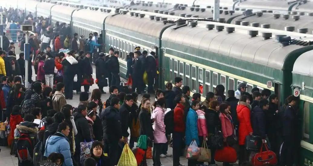 飞机没想到，高铁没想到，大巴更没想到，一年一度的春运开始，绿皮火车竟然一票难求！