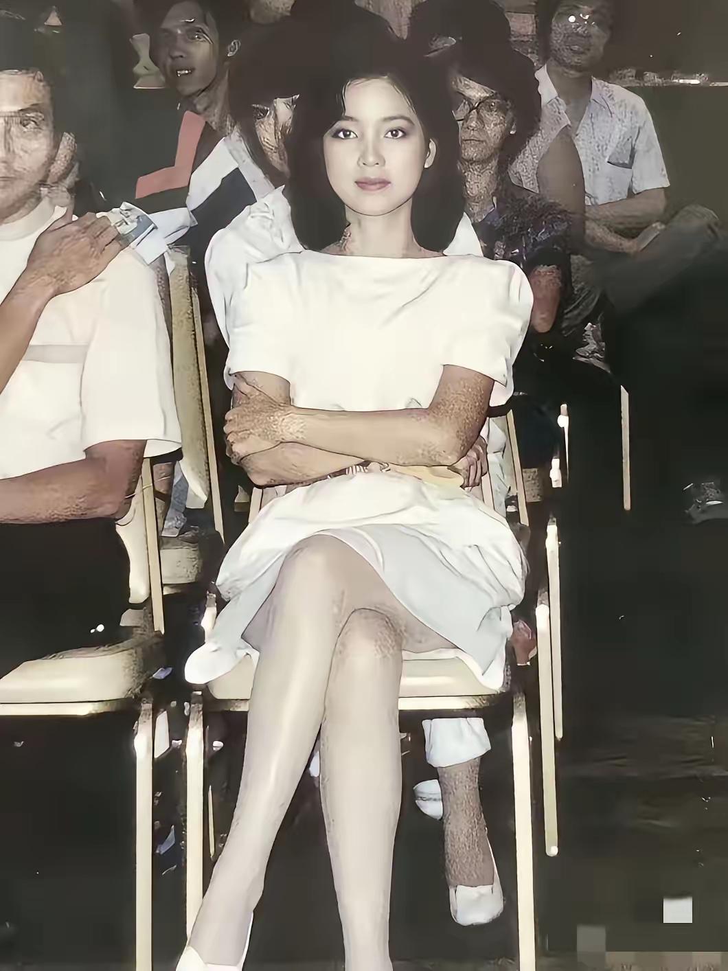 照片里的女孩，正是令人魂牵梦萦的邓丽君。1953年，她出生于台湾眷村贫寒之家，却