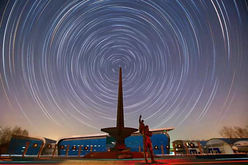 卫星导航那点事儿。离线地图只能存地理数据，解决地图显示问题，没法替代定位信号。手