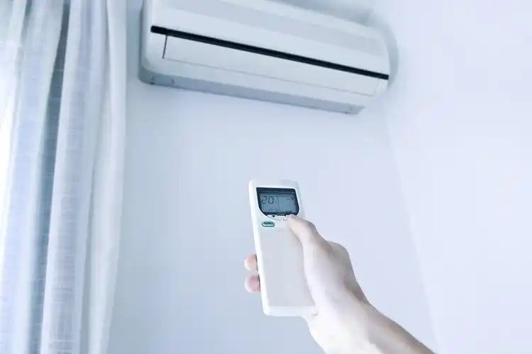 【买空调为什么不能只看低价】夏季来临，空调作为防暑降温的必备家电，已进入消费和使