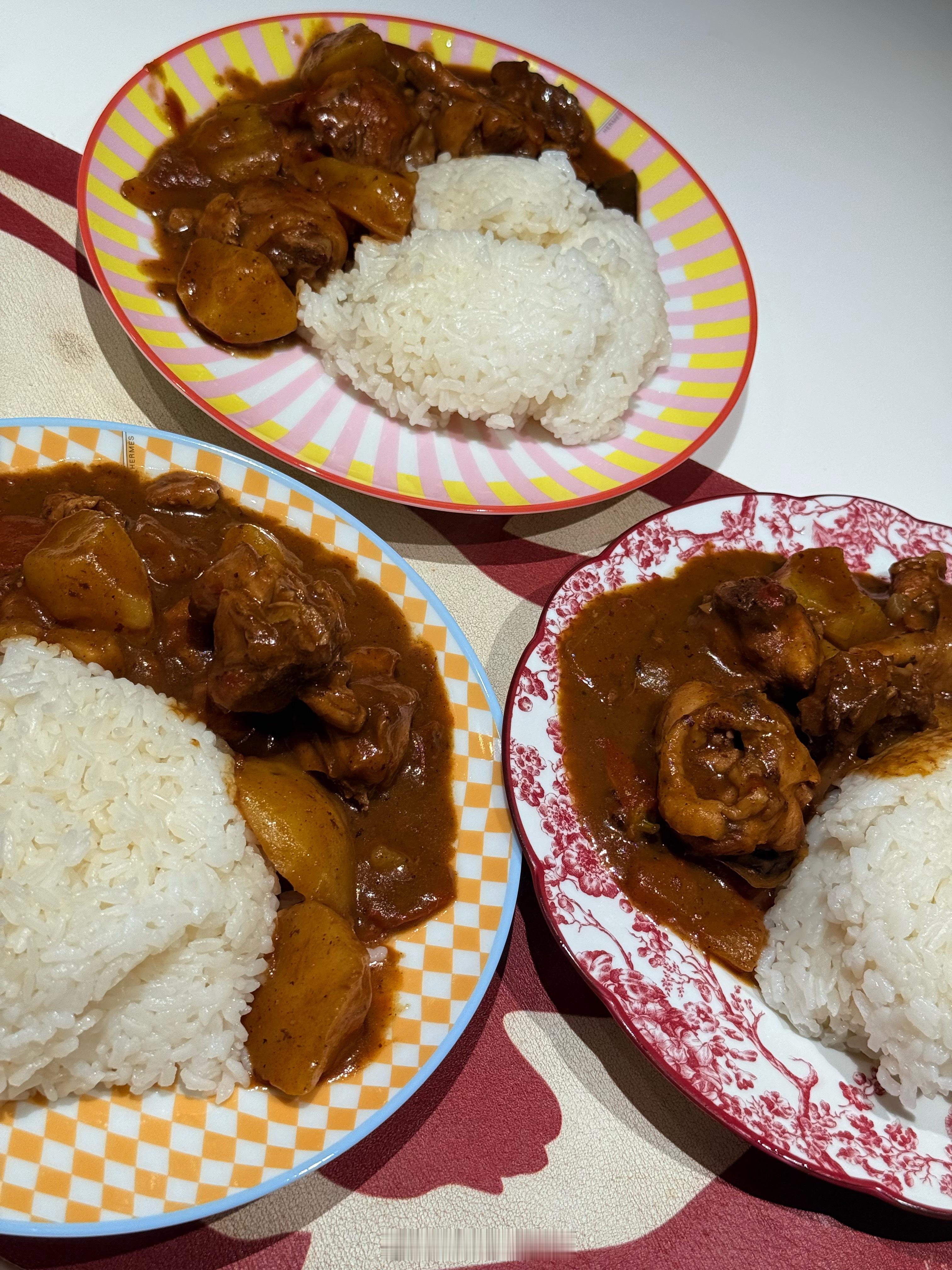 今天用这个牌子的咖喱做的无水咖喱饭，，巨巨巨巨好吃的咖喱！！（图二三个盘子是爱马